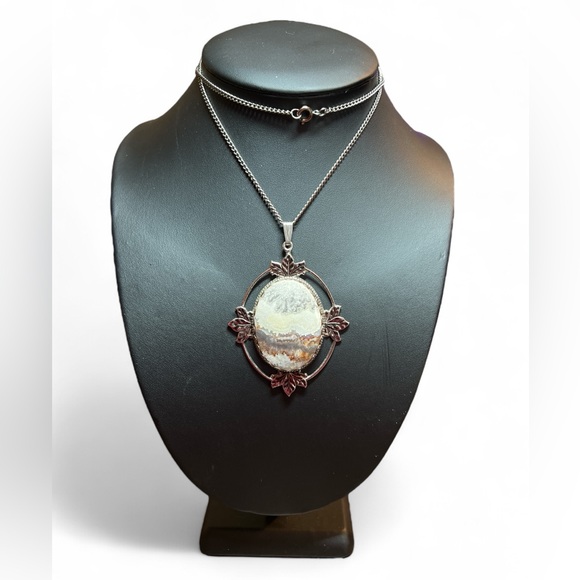 Jewelry - Vintage Agate Oval Pendant with Ornate Silver Tone Frame Coquette Necklace